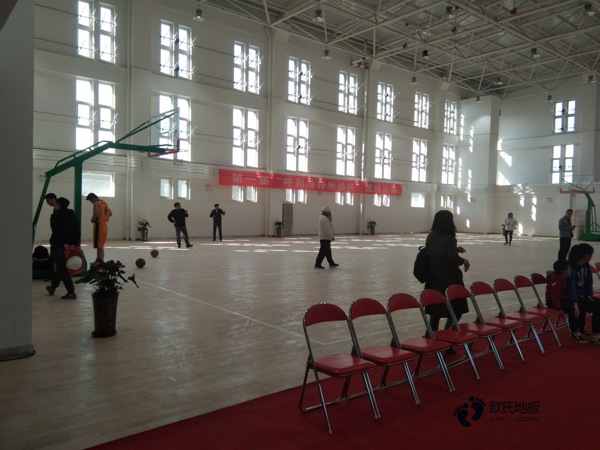 悬浮式篮球场木地板1