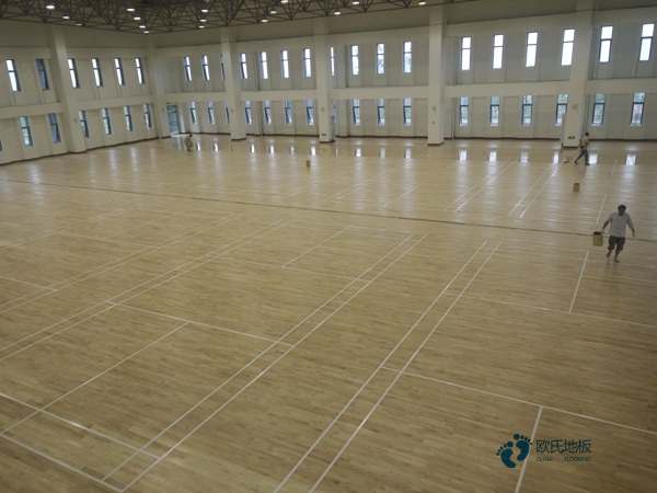 篮球场馆地板维护2