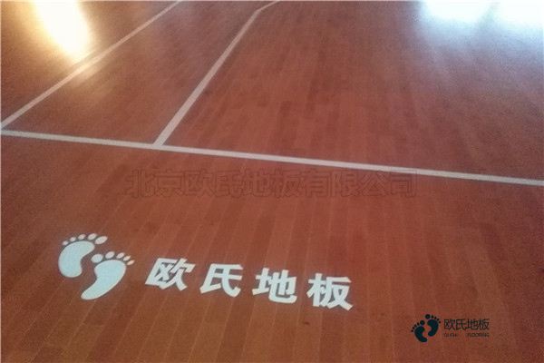 那里有篮球运动木地板木纹