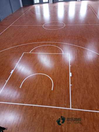 俄勒冈松NBA篮球场木地板怎么翻新？