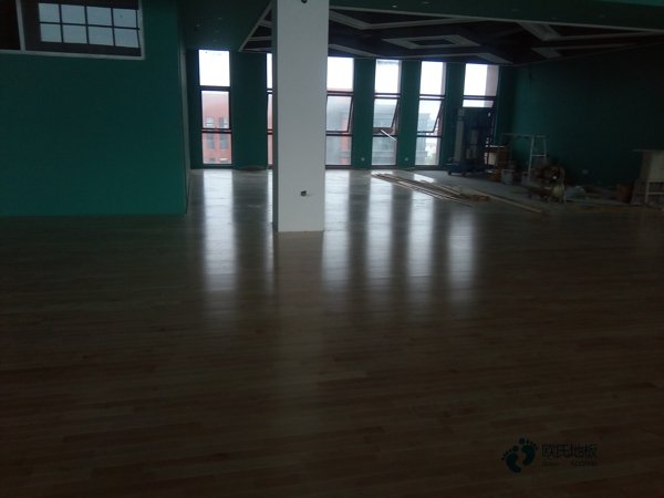 松木体育地板安装公司