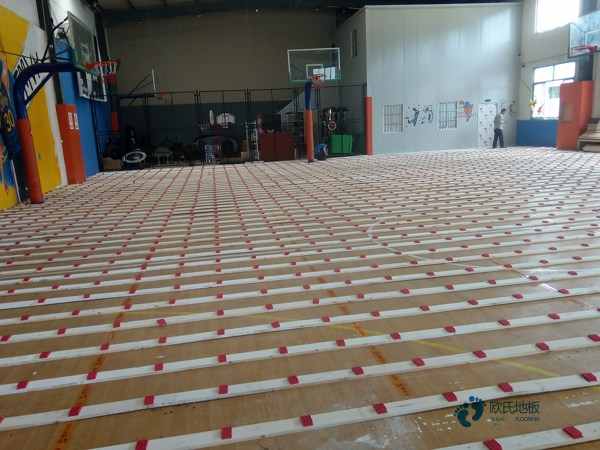松木体育场地板保养方法