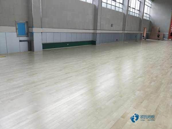 松木体育场馆地板清洁保养