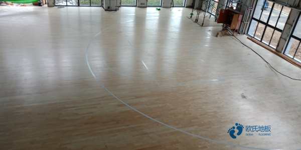松木篮球场地板安装公司