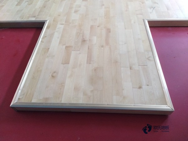 松木篮球场馆地板安装公司
