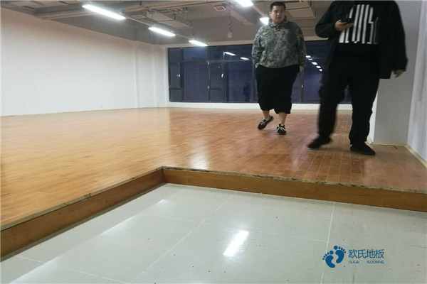 枫桦木运动场馆地板清洁保养