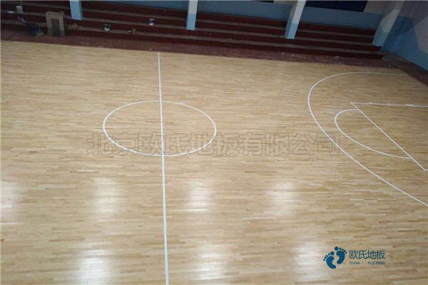 柞木篮球馆地板安装公司