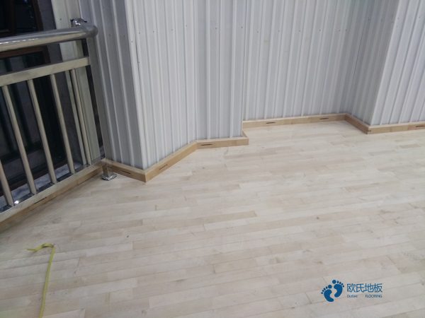 用什么篮球场地木地板厂家报价