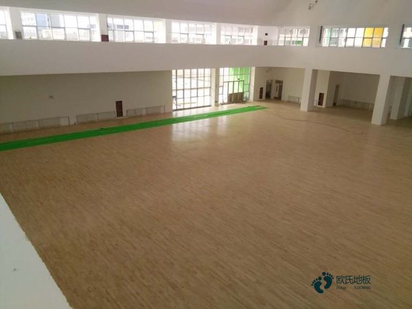 用哪种体育场地地板厂家报价
