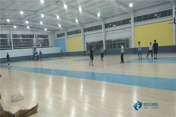 用哪种篮球场地地板厂家报价