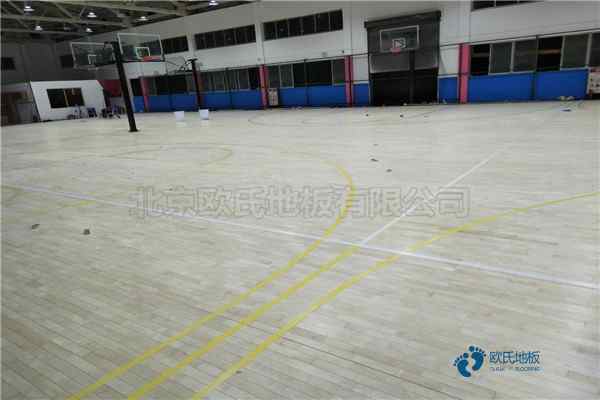 不錯體育場地板施工方案