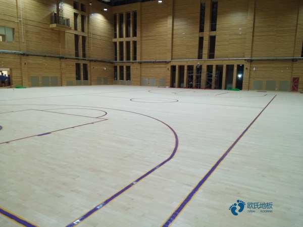 新疆硬木企口体育场地板怎么安装