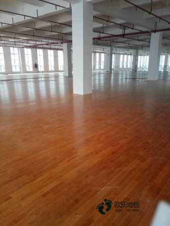 單龍骨體育木地板保養知識