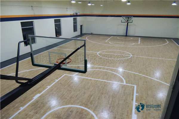 学校篮球场木地板安装