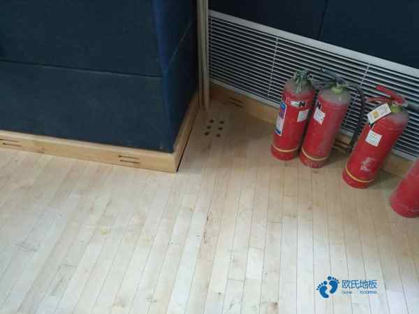 单龙骨篮球地板清洁保养