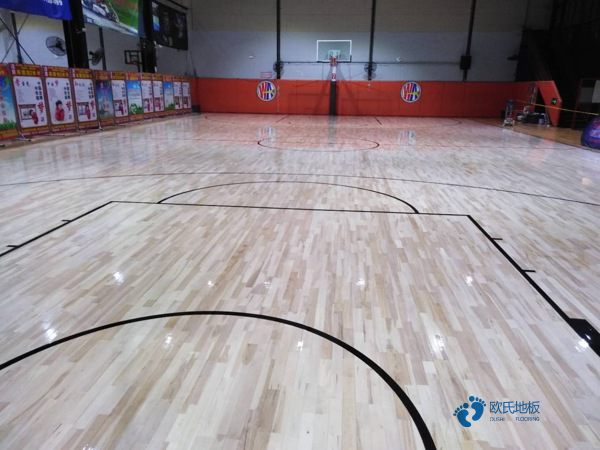 学校篮球场木地板安装