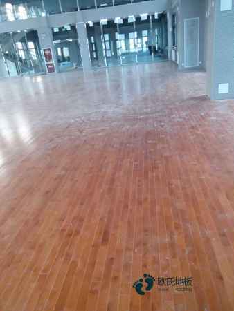 学校篮球场地地板承载力