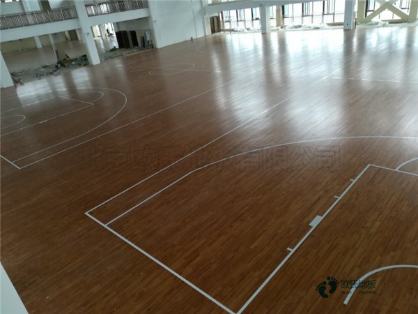 学校篮球场地木地板用什么材料好