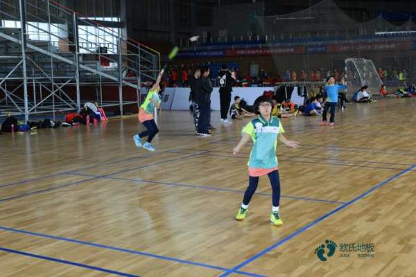 學?；@球館地板哪種好