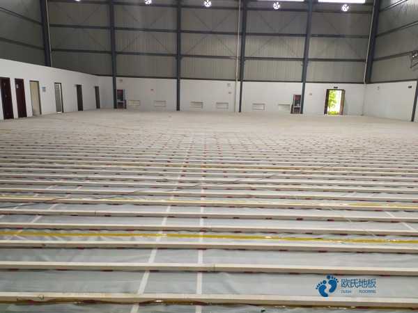 學校籃球館地板哪種好