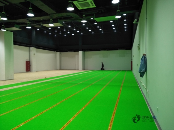 學?；@球館地板哪種好些