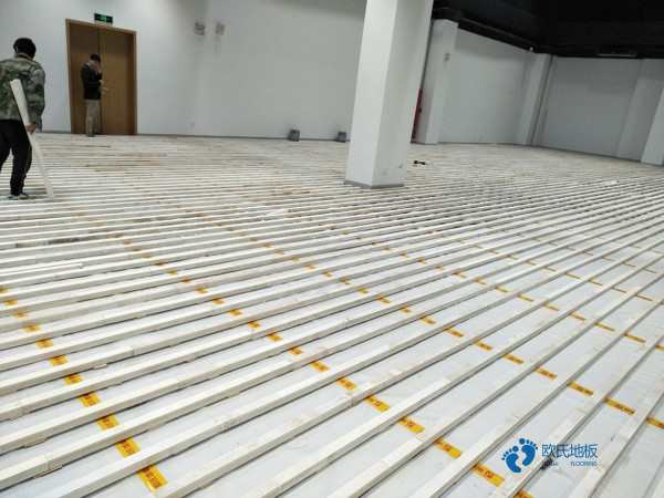 學?；@球館地板哪種好些