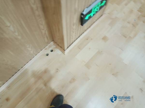 学校运动型木地板施工方案