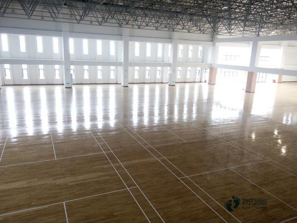 中等運(yùn)動場館木地板安裝公司