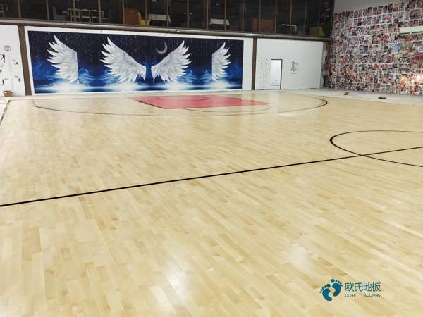 较好的篮球场地地板施工流程