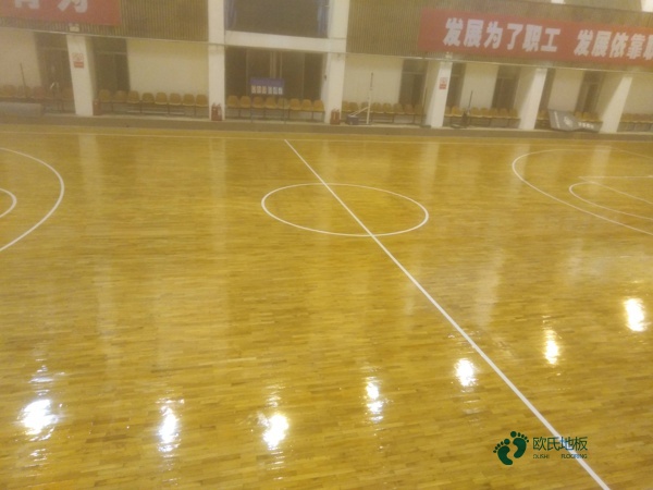 较好的运动场地地板施工方案