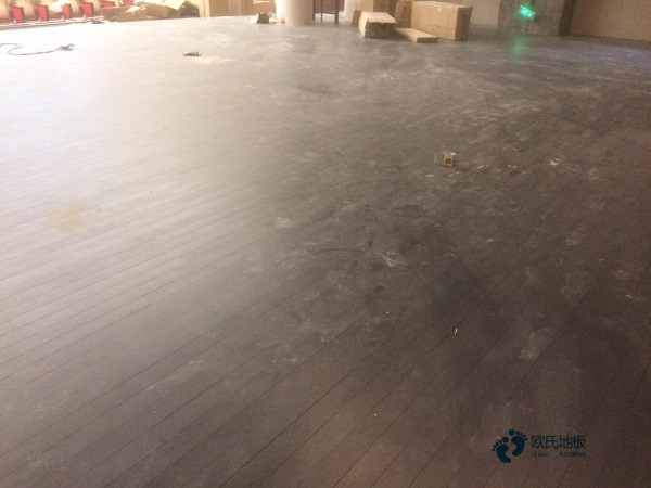 双层龙骨运动场地板怎样保养2