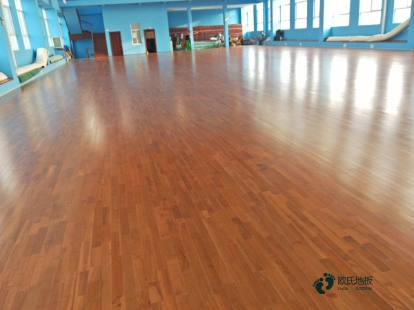 室内运动场馆木地板施工团队