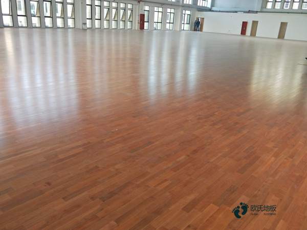 尋求籃球館地板安裝公司