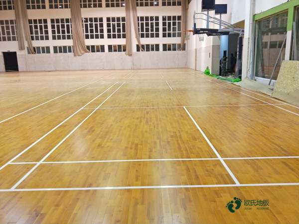 尋求運動場地木地板安裝公司
