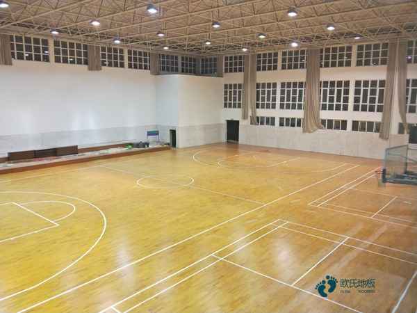 尋求運動場地木地板安裝公司