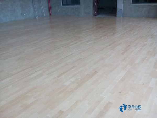 懸浮式運(yùn)動場館木地板施工團(tuán)隊(duì)