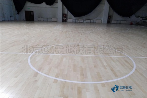 懸浮運(yùn)動(dòng)籃球木地板施工隊(duì)