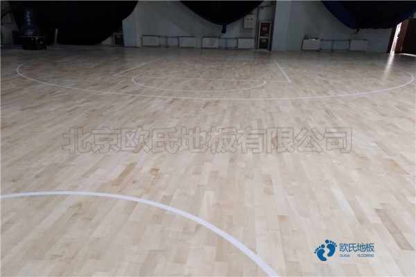 懸浮運(yùn)動(dòng)籃球木地板施工隊(duì)