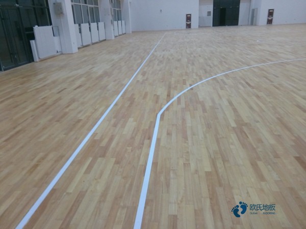 枫木篮球场木地板如何保洁