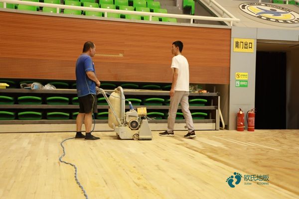用什么体育场馆木地板安装公司