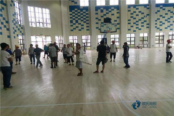 用什么運動場地地板安裝公司