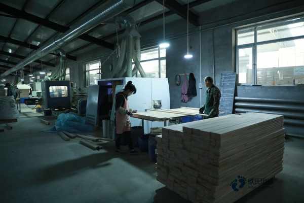 用什么运动场馆地板安装公司