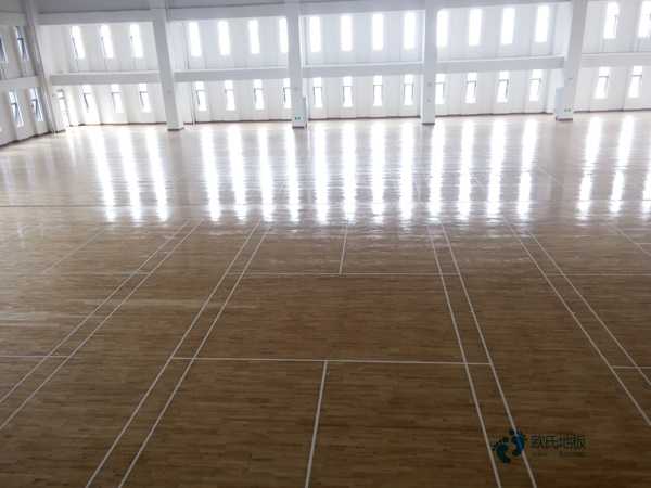 不错运动场地板安装公司