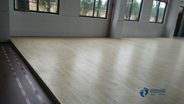 销售体育场地地板安装公司