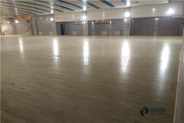 一般體育場(chǎng)地地板施工