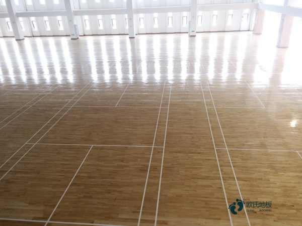 单层龙骨体育场地地板清洁保养